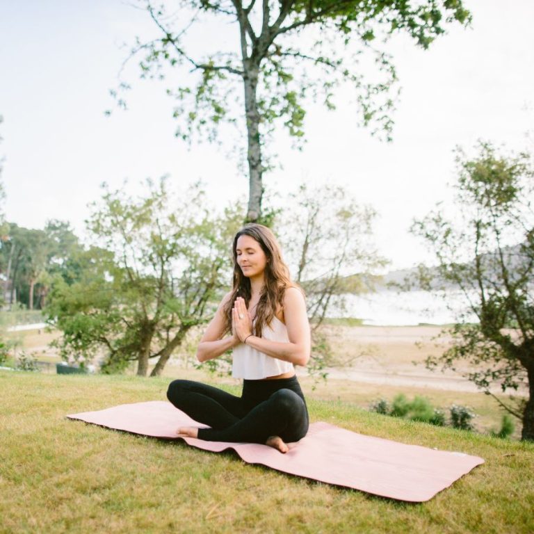 Yoga classes in front of Hossegor's marine lake, Les Hortensias du Lac