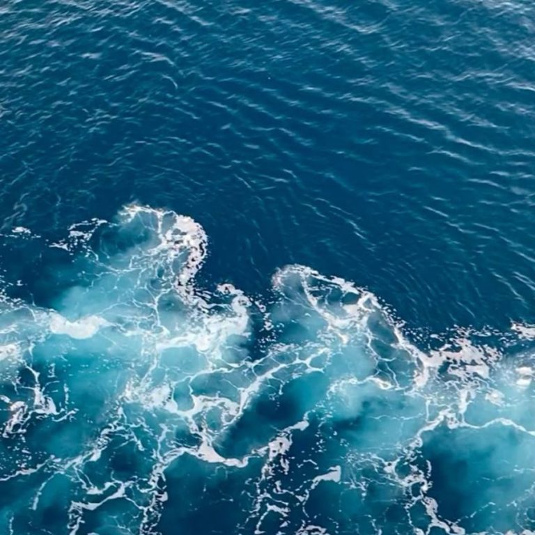 Vue de l'océan Atlantique à bord d'un voilier