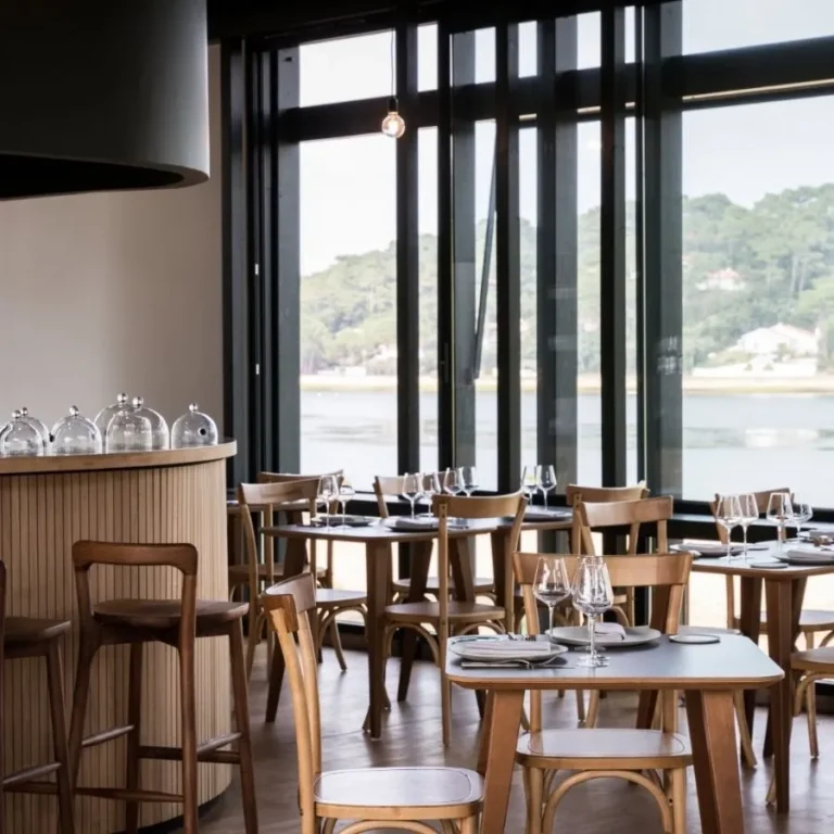 hotel-les-Hortensias-du-lac-interieur-resto-face-lac