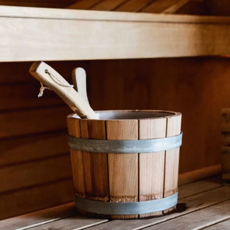 Seau eau chaude pour le sauna