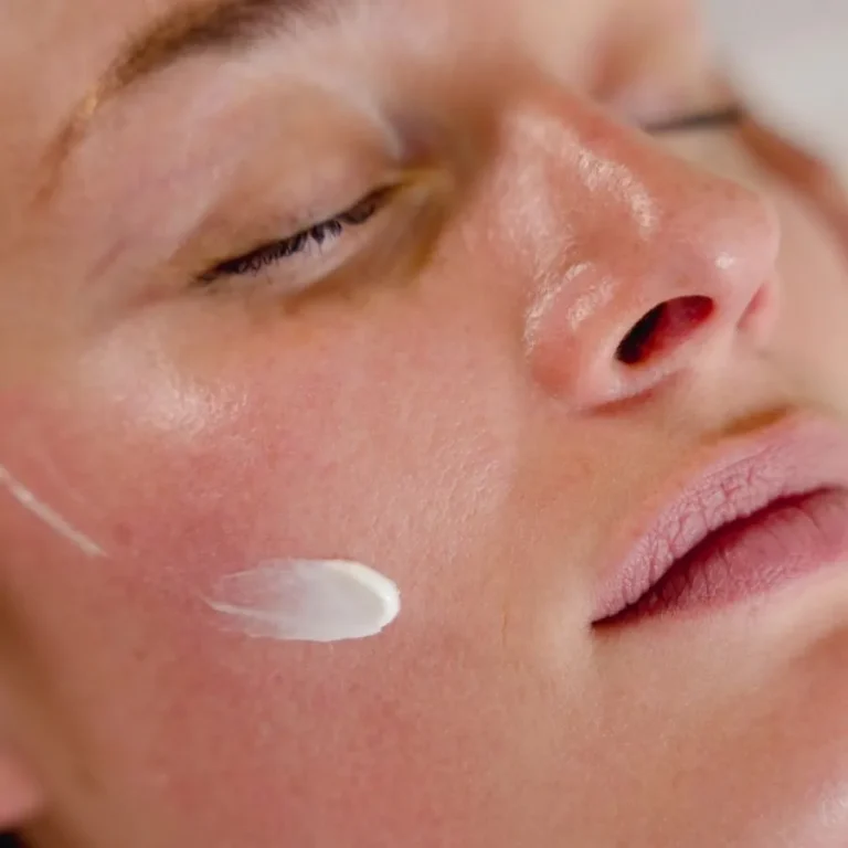 Visage avec de la crème